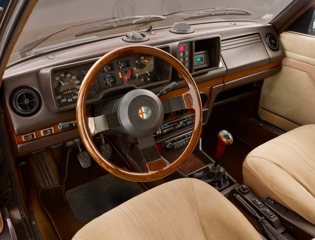 Alfa Alfetta quadrifoglio oro-
